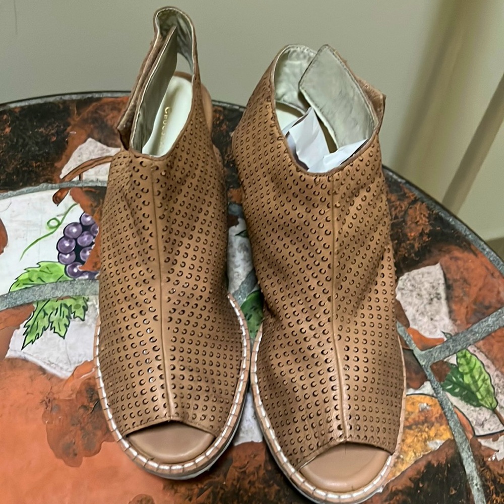 “Like New” Chocolate Blu Sandals